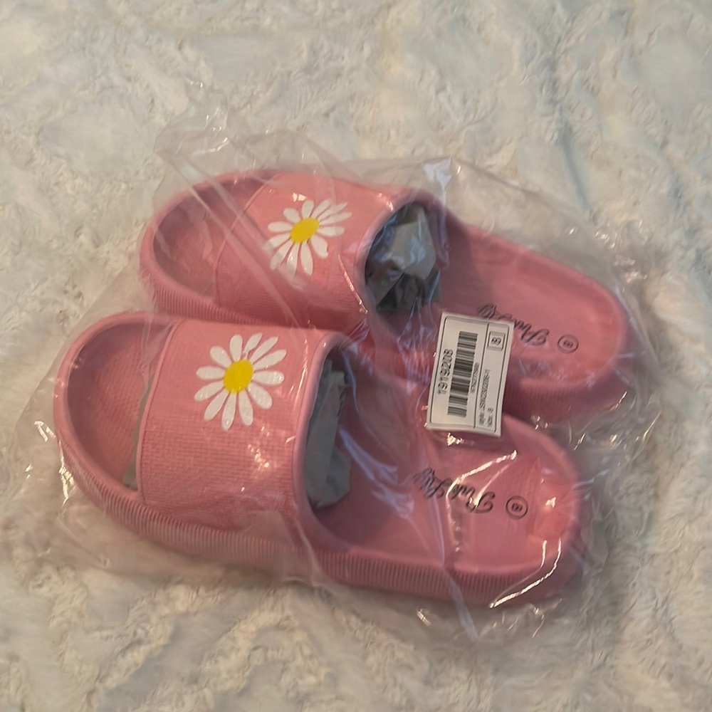 NWT Pink Lily Cloud Slides!